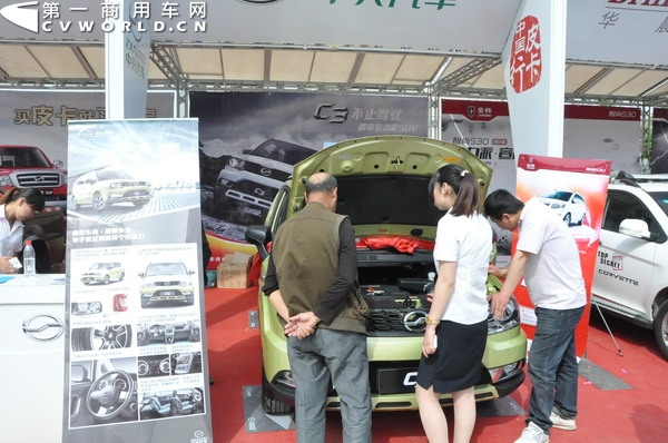 客戶仔細(xì)研究C3發(fā)動機(jī)