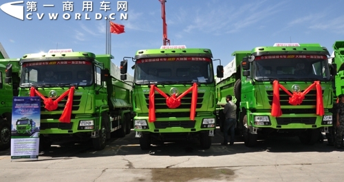 2.活動現(xiàn)場擺放的陜汽環(huán)保智能渣土車.jpg