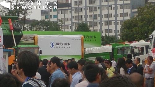 陜汽展臺(tái)前人山人海.jpg