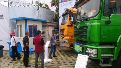 工作人員向用戶介紹陜汽展車.jpg
