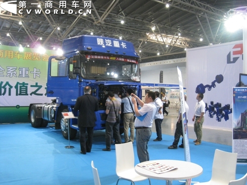 用戶前來陜汽重卡展臺前參觀1.jpg