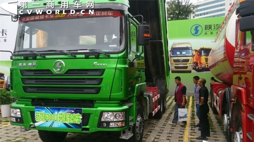 用戶參觀陜汽新型環(huán)保渣土車.jpg